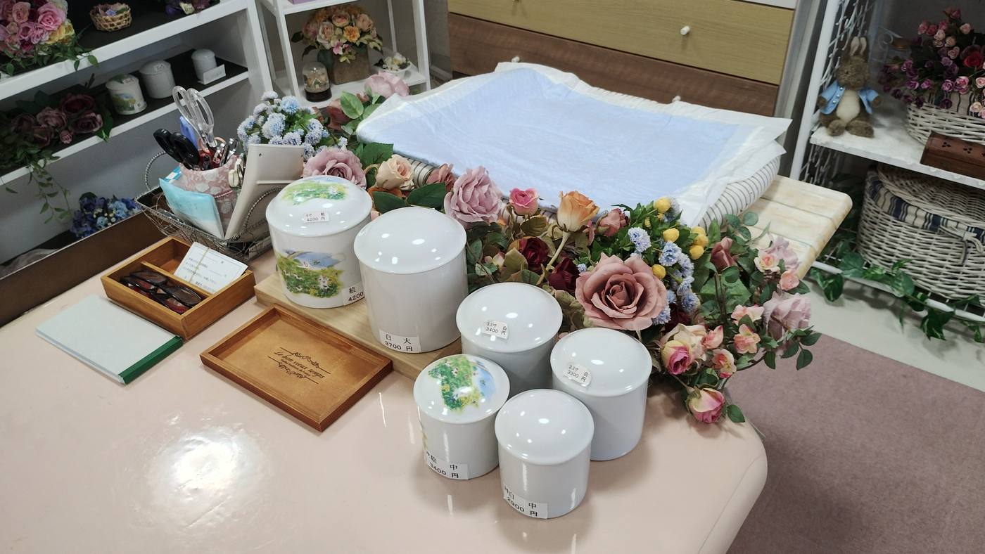 お別れのための献花台と骨壺